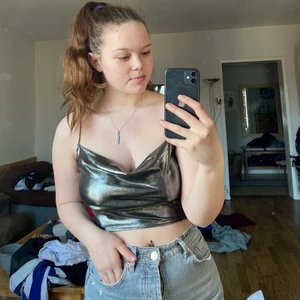 Silvrig topp - Säljer den här söta silvriga toppen, köpt på H&M. Använd på 1 fest:) jätteskön! Osäker på storlek men passar mig som S/M.