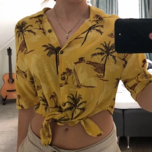 Hawaii skjorta - Somrig skjorta köpt på Pull&Bear i Spanien. Säljer den då den inte kommer till användning. Köpt för runt 250 kr. Kan frakta eller mötas i Stockholm🌸