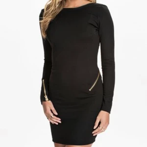 Rebecca Stella klänning - Riktigt snygg klänning med kedja från Rebecca Stella! Använd 1-2 gånger endast! Storlek XXS. Jättehäftig och sexig. 