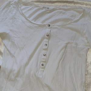 Enkel tröja ifrån lindex med knappar ifram. Har en liten skråma över fejk fickan därav priset. Köparen står för frakt, hör av dig vid frågor 🥰
