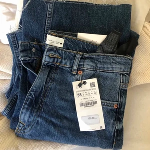 Jeans the 90s full length  - Säljer dessa trendiga jeans från zara i färgen Dover blue😁. Helt nya pris lappen kvar. Säljer för att de tyvärr inte passade mig. Köpta här från plick🥰 står inte för postens slarv 