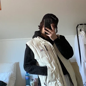 Puffervest - En superfin pufferväst från Sebago✨ Ganska väl använd, men ändå i fint skick🌸 Passar perfekt oversized på mig som normalt har S/M och är 163cm lång☺️ FRAKT INGÅR INTE I PRISET