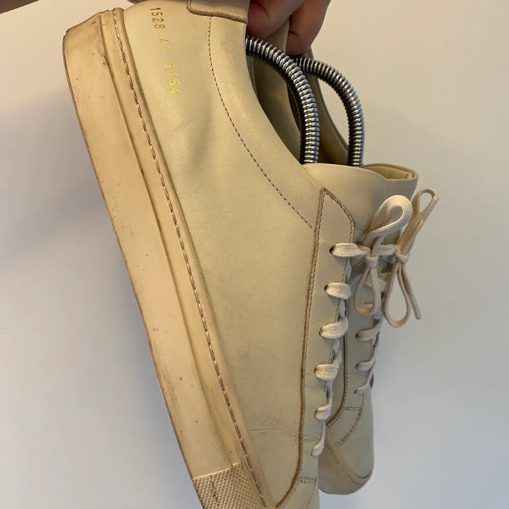 Common projects stora i strlk, passar 42. Svarta bra skick 1500kr, vita använt skick 1000kr, beiga gott skick 1250.. Skor.