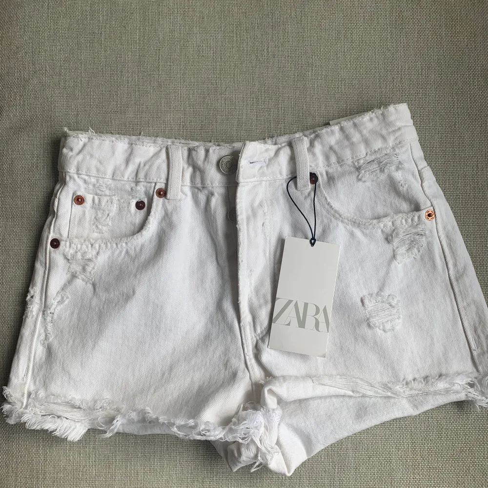 Säljer ett par vita slitna shorts i strl XS. Aldrig använda med tags kvar. Nypris: 249:-. Shorts.