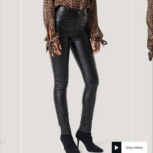 Waxed high waist trousers från NA-KD - Waxed high waist trousers från NA-KD i storleken S. Aldrig använda och prislappen sitter fortfarande kvar. Ordinarepris 399kr💖