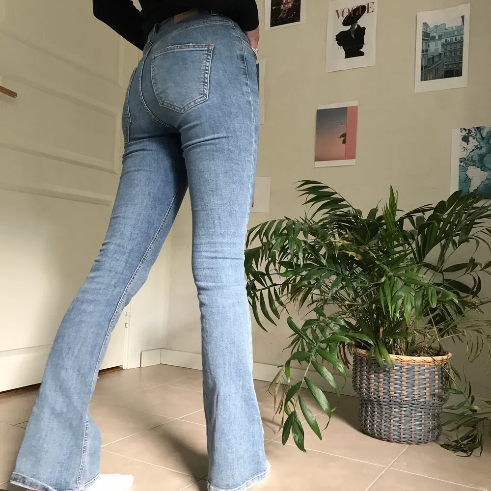 Supersnygga bootcutjeans i storlek xs/s. Passar perfekt nu till våren🌸🌸. Köparen står för frakt!. Jeans & Byxor.