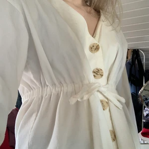 Blus Zara - Knytblus i benvit färg. Tunt, rubbat material. Köpt 2016 men endast använd en gång då den inte riktigt passar i min garderob. 