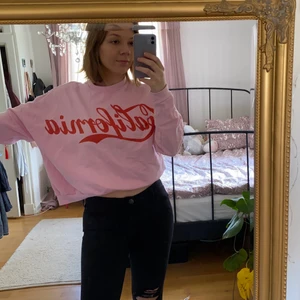 Sweatshirt med tryck  - Supergo tröja med tryck. Det står Califronia med Coca Cola typsnittet. 