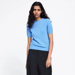 Topp zara - Superfin topp från zara i storlek s💙 inte lika lös som på bilden, mer croppad och tight. Super fint skick!