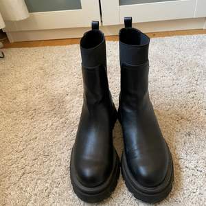 Svarta boots från stradivarius 