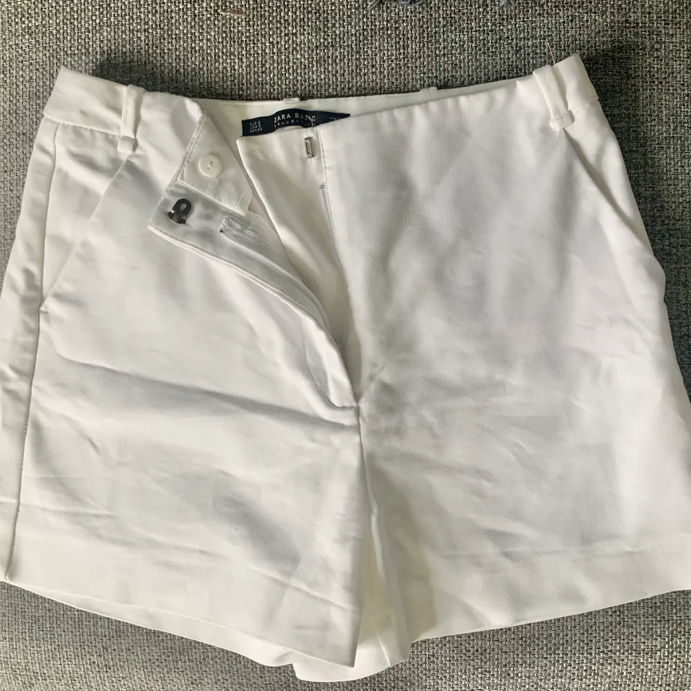 Vita kostymshorts från Zara i strl S 💞 frakt tillkommer. Shorts.