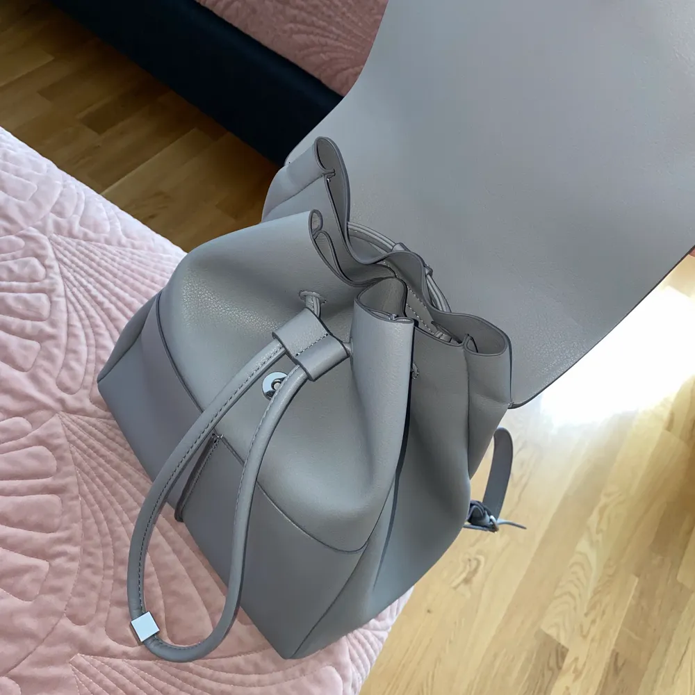 Mycket fin grå ryggsäck från Zara. Helt ny. Väskor.