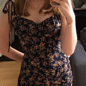 Klänning - Blommig klänning från Shein! Helt ny aldrig använd💞 ganska tunn och perfekt till sommaren. Snören som man knyter över axeln💞 