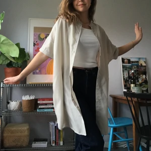 Beige klänning - Cool klänning/kaftan med knäppning hela vägen. Jag har framförallt haft den som en kaftan med den är fin på egen hand också