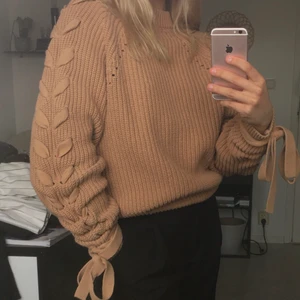 Stickad tröja - Super fin brun stickad tröja, köpt på hm för ett tag sedan. Snörningsdetalj på armarna!