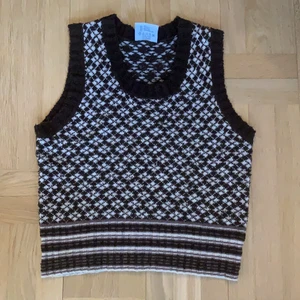 Brun stickad väst från Lindex  - Brun stickad väst från Lindex. Köpt second hand. Passar s och liten m. 