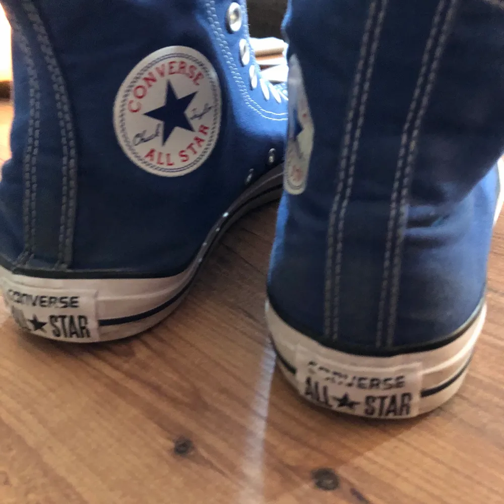 Ett par blåa äkta converse som knappt är använda. Tvättas givetvis innan säljning. Frakt tillkommer. Säljs utan snören. Så fin färg och passar perfekt nu inför våren och sommaren!💟. Skor.