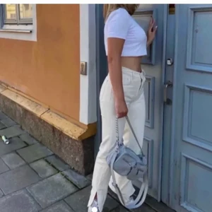 Jeans - Beiga jeans med slits från pull and bear. (Första två bilderna är lånade) ca 70 cm i midjan och 82 i innerbenslängd❤️ frakt tillkommer (säljer även ett till par beiga kostymbyxor så kolla gärna mina andra annonser💗💗)