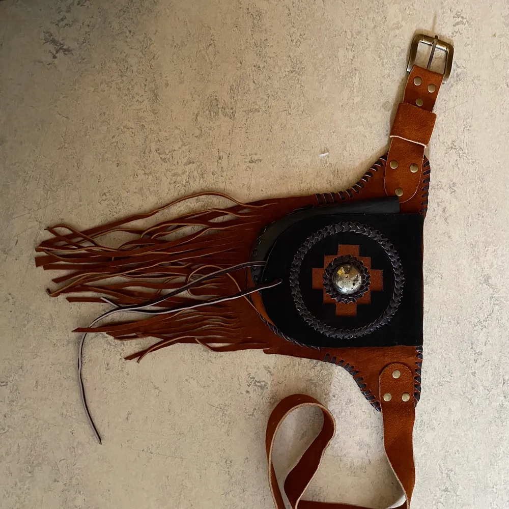 Handsydd magväska från Peru i äkta läder. Skicka medelande för mer bilder :) finns 3 fickor på den. Perfekt inför sommaren! . Väskor.