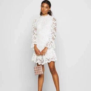 Studentklänning - Never Fully Dressed - Studentklänning ”WHITE GEORGIA MINI DRESS” från märket Never Fully Dressed. Säljs pga returtiden har löpt ut. Endast provat en gång och prislapp finns kvar. Nypris: 979kr - Pris: 800kr. 