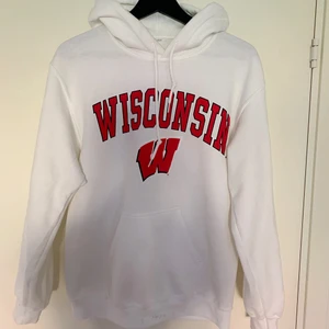 hoodie Wisconsin - Jättesnygg vit hoodie från usa som är skitfräsch nu till våren/sommaren med typ ljusa jeans eller nån snygg kjol🥰🥰 Unisex i modellen så passar både tjejer och killar!! BUDA i kommentarerna eller köp direkt för 650kr⚡️
