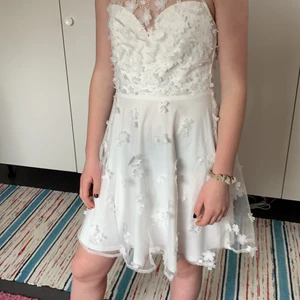 Studentklänning från från bubbelroom  - Studenten klänning i storlek 38 använd en gång på studenten , nypris 1000kr pris går att diskutera vid snabb affär 