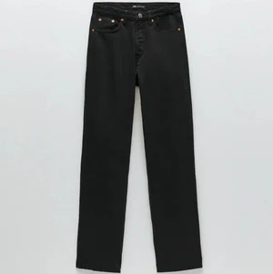 Raka Zara jeans stl 36 - Använd ett fåtal gånger (3-4 gånger) pga de är för små för mig som vanligtvis har 36 då dessa är mindre i storleken så liten 36 eller stor 34, köptes för 300