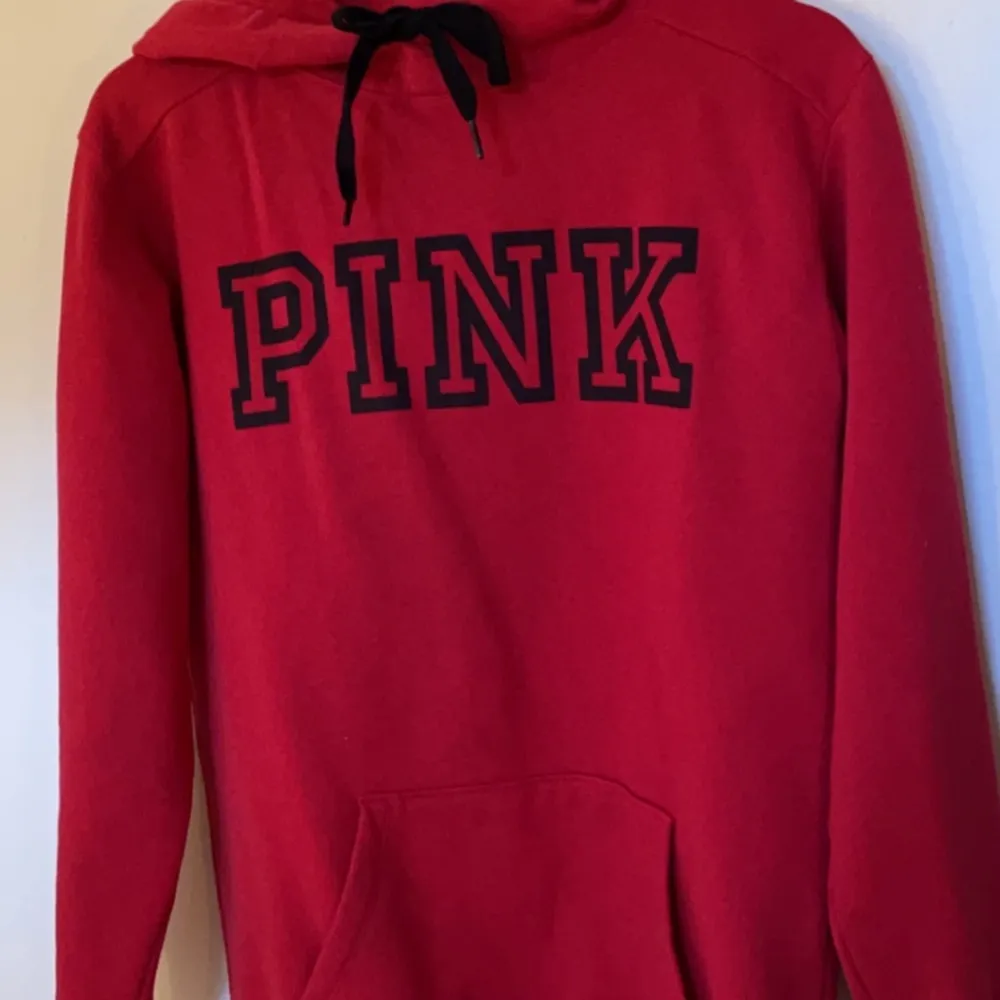 Röd hoodie från PINK, knappt använd strl XS. 150kr. Tröjor & Koftor.