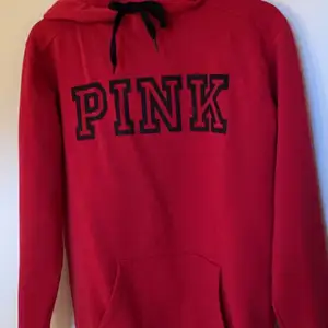 Röd hoodie från PINK, knappt använd strl XS. 150kr