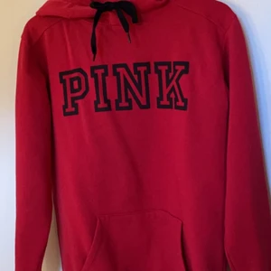 Hoodie från pink - Röd hoodie från PINK, knappt använd strl XS. 150kr