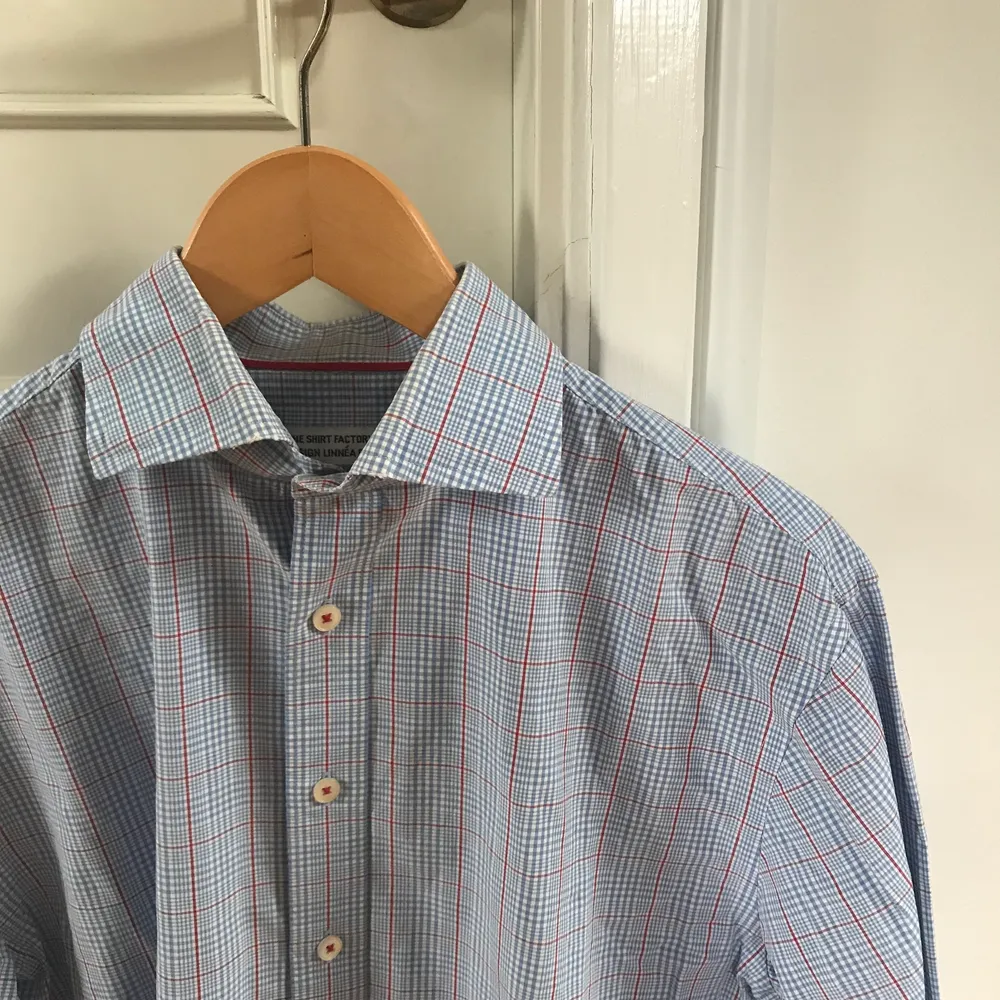 Blå skjorta med vita och röda detaljer🥤 Skjortan är från märket The shirt factory i strl 41  59kr exklusive frakt 🚚   #skjorta. Skjortor.