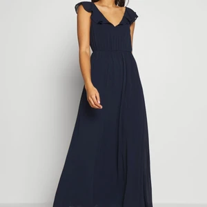 Klänning stl 42 - Säljer nu min skolavslutnings klänning som endast är använd en gång ca 3h! Klänningen är från märket Vila i storlek 42. Den sitter bra på mig som vanligtvis har storlek M-L.  Köparen står för frakt!😊