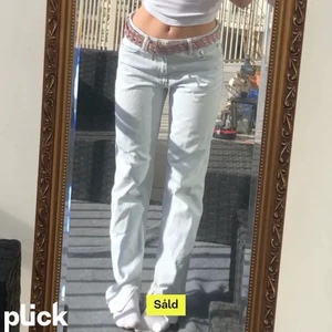 Zara jeans - (LÅNADE BILDER) Säljer dessa superfina zara jeans med slits nertill då dem tyvär inte passade. Byxorna är lite slitna nedtill. Skriv privat för fler bilder. Frakt tillkommer💓
