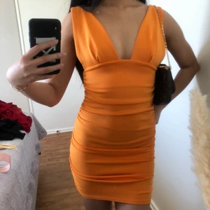 Klänning från Asos - Klänning är storlek 34. Använd en gång endast. Har sytt in lite om ny ser på sista bilden men man ser knappt något. Köparen står för frakt eller mötas i Helsingborg.