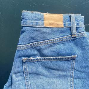 Snygga jeans ifrån Gina i storlek 38 och straight fit! Bra skick och skriv gärna privat ifall du är intresserad och har frågor eller vill ha fler bilder💓💓