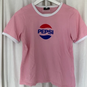 Pepsi T-shirt - Använd endast ett fåtal gånger. Köpt på Zalando. Fin rosa färg som var svår att framhäva på bilderna. 