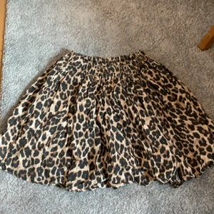 Kjol - Säljer denna kjol med leopard mönster, den kommer ifrån Gina Tricot i storlek 36. Färgen ser lite urtvättad ut och är använd ganska många gånger. Vet inte riktigt vad nypriset var men mitt pris är 40kr. Köparen står för frakten🎀