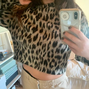 CROPED LEO SHIRT - Sååå himla cool och fin tröja i leo print, använd få gånger o har liksom lång hårig tyg som gör den sååå mysig. 