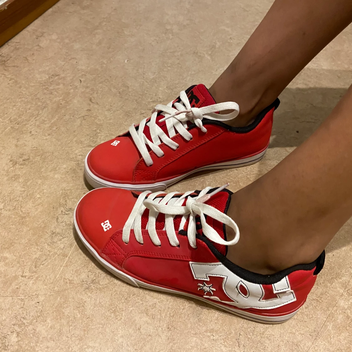 Ett par röda skor från second hand i storlek 36 - 91