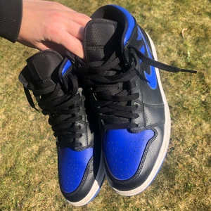 Jordan 1 royal  - säljer mina jordan 1. Säljer de billigt eftersom så det är först i kvar som får de. Har box, kvitto och tag. Köpta från stockX. Väldigt bra skick. Skriv vid intresse 
