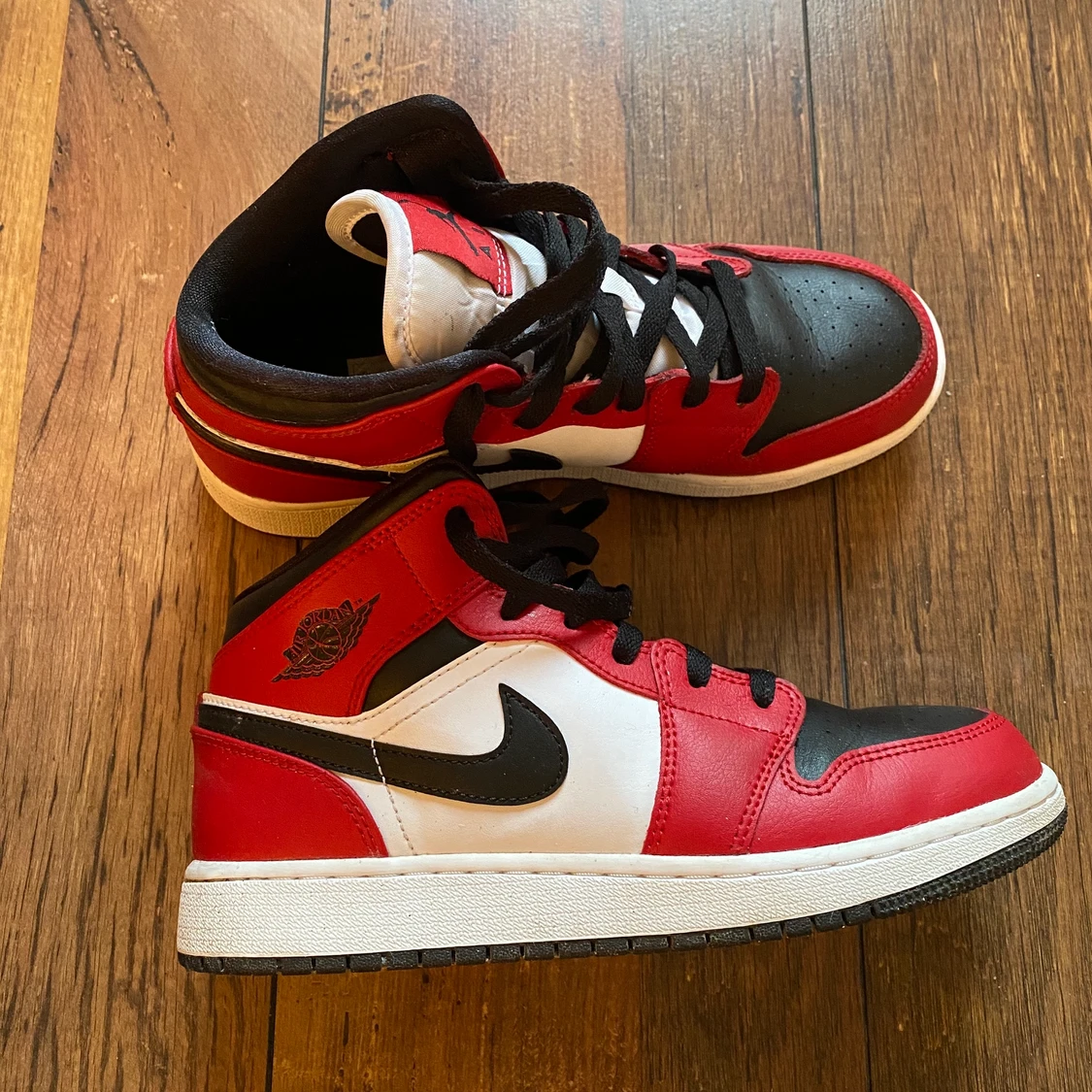 Nike jordan 1 Mid Chicago Black Toe  - 90