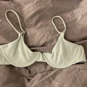 Bikinitopp  - En fin bikinitopp som är mintgrön är som helt ny💗 storlek M men sitter som en S