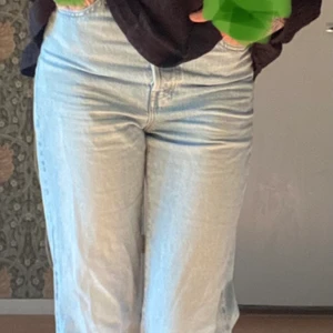 Levi’s Ribcage 28x29 - Säljer ett par helt nya Levis Ribcage,                  storlek w28 L29. Personen på bilden är 180 cm lång. 