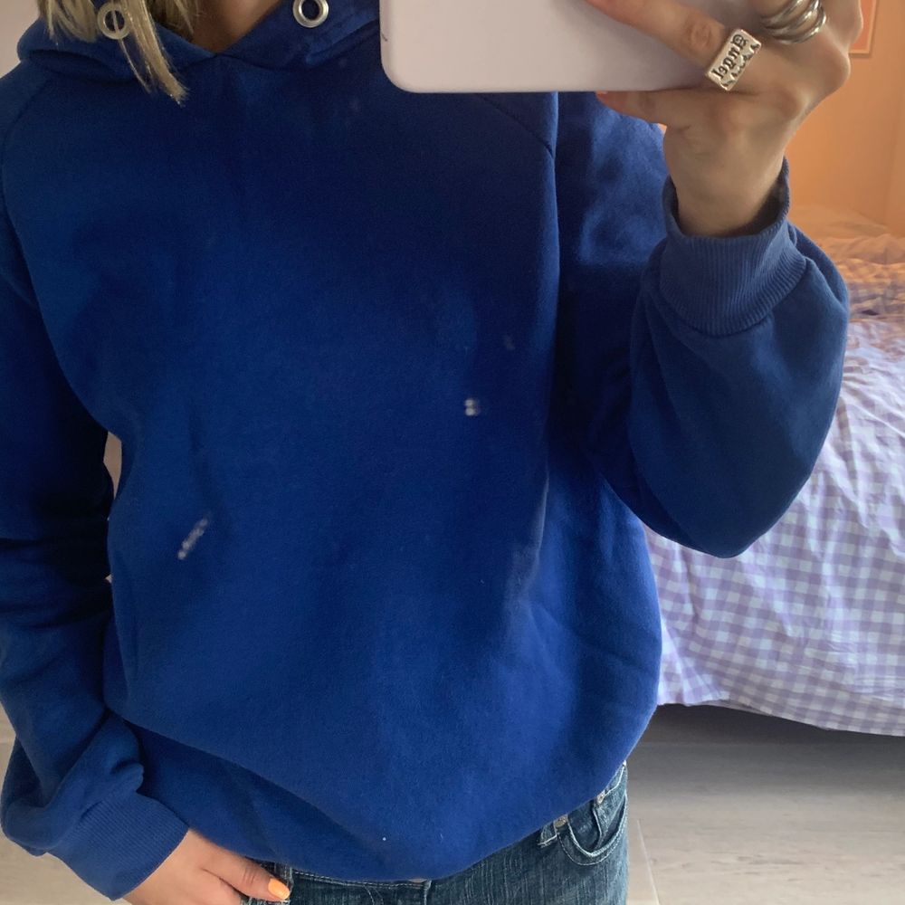 Supersnygg klarblå hoodie, jättesnygg till skinnjacka. Köparen står för frakten, superfint skick❣️. Huvtröjor & Träningströjor.