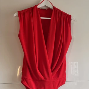 Korsad body från zara - Orange/röd korsad body från Zara