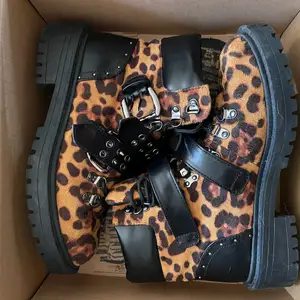 Nästan nya leopard stövlar, säljer pga det inte passar min stil längre! 