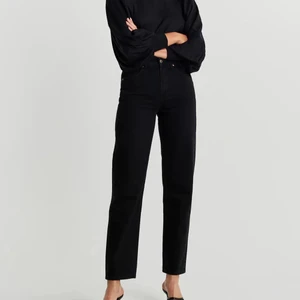 90s highwaist jeans - Säljer dessa svarta 90s highwaist jeans från GinaTricot i storlek 34. Dessa är köpta här på plick (de två första bilderna är lånade) och jag säljer då de är för stora för mig🖤 Skriv om ni har fler frågor eller vill ha mer bilder 💕 Originalpris är 599 kr. Spårbar frakt tillkommer på 66 kr📦