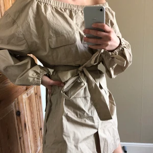 Klänning - Klänning med knytning i mycket fint skick!🤗