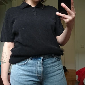 Pikétröja filippa k  - Filippa K pikétröja i xl men jag som har den på bilden har s/m så det beror på hur man vill hur den ska sitta. Felfritt skick! 