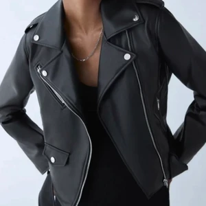 Skinnjacka från Zara - Intressekoll på denna svinsnygga skinnjacka från Zara! Den är använd fåtal gånger så den är som ny ☺️ storlek M men passar mig bra som är XS/S i vanliga fall! (lånad bild från Zaras hemsida). Frakten ingår inte i priset (88kr) 💕 buda!